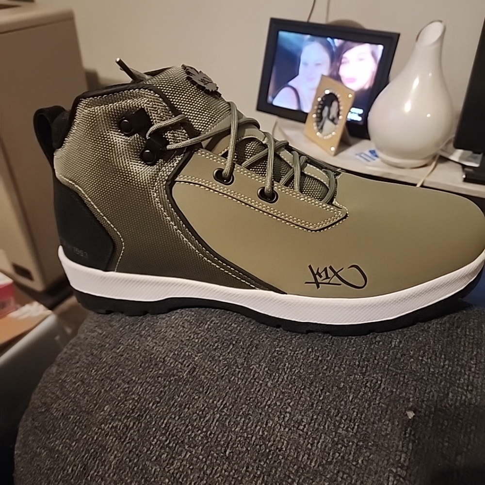 Mens boots brand new
